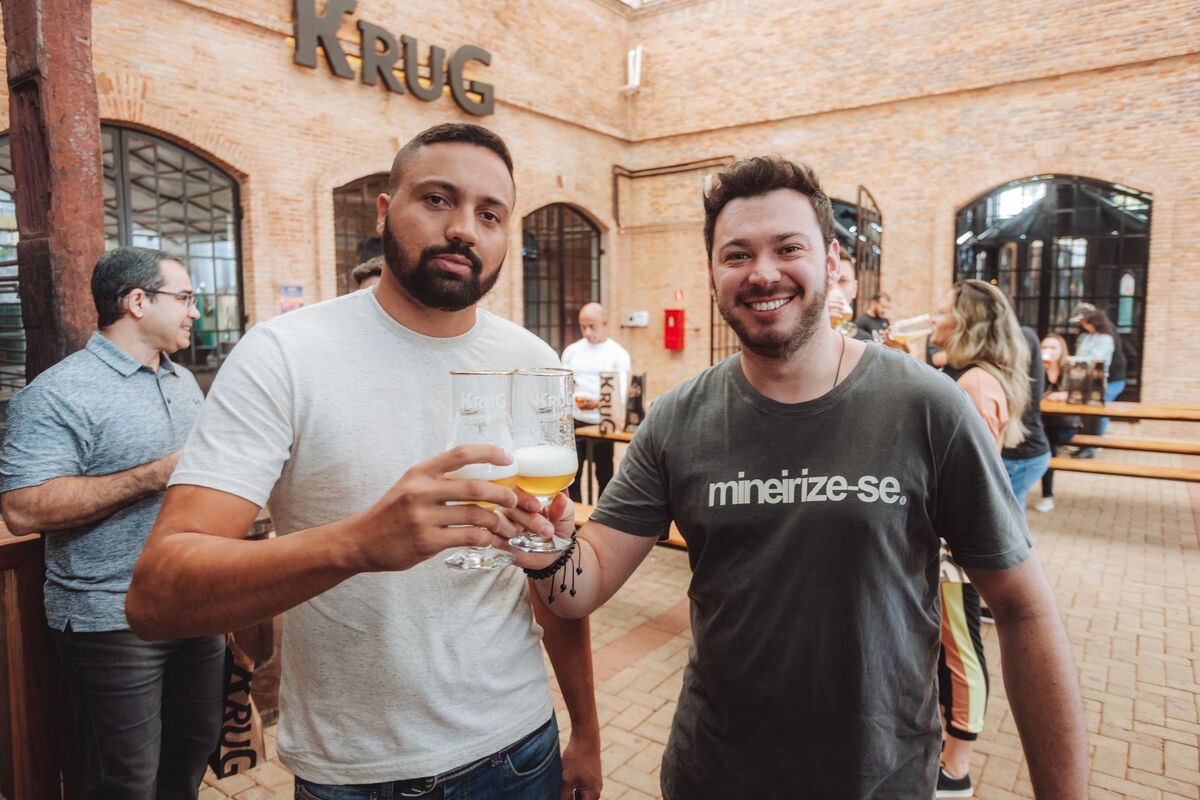 Visitantes brindando com chope na fábrica