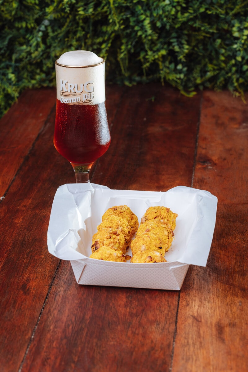 Taça de chope e petisco no Biergarten