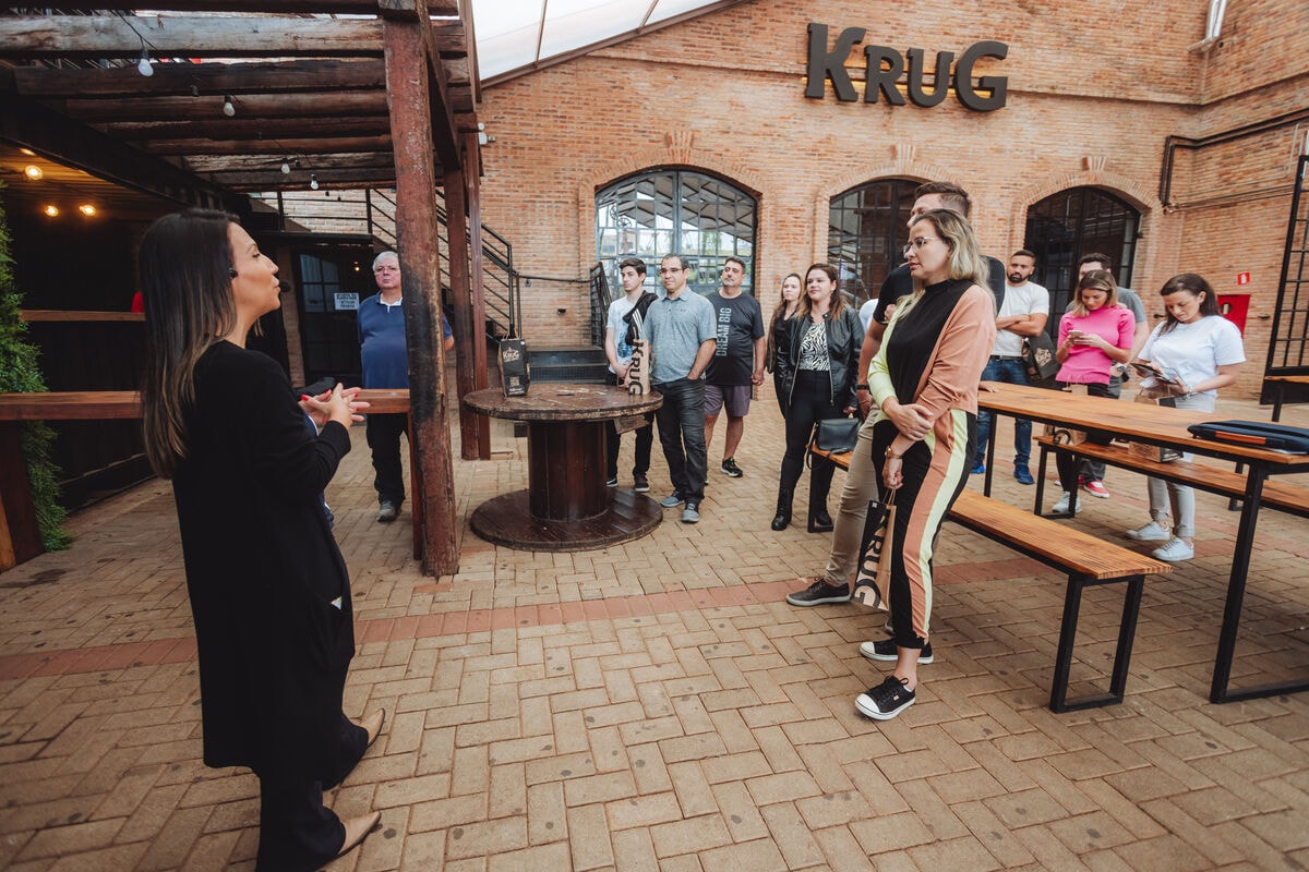 Grupo de visitantes reunido no pátio da fábrica da Krug Bier